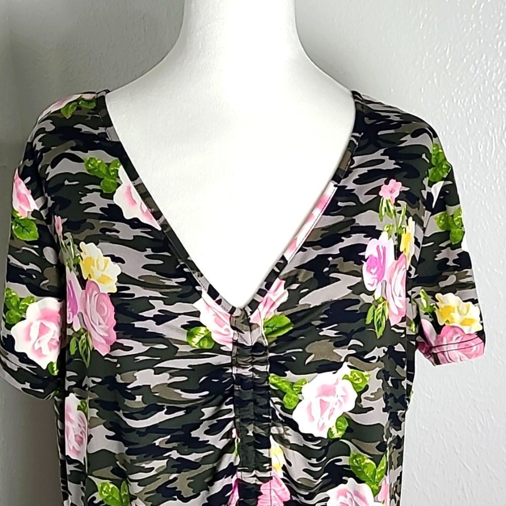 Bae City Green & Black Camouflage Top, Pink Roses, Ruching Down Front, Sz 1X - Picture 3 of 8